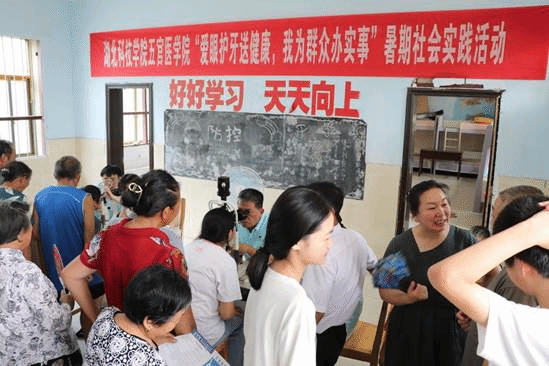 7月16日，实践团队为冷水坪村民进行眼睛检查