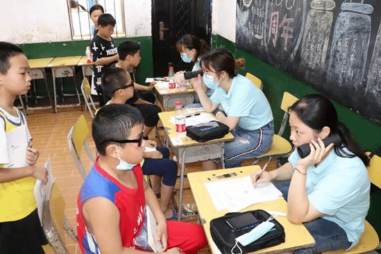 7月17日，实践团队为厦铺小学的小学生们进行眼睛检