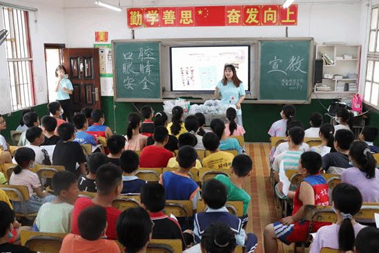 7月17日，实践团队为厦铺小学的小学生们进行保护口腔健康宣教